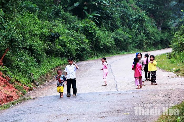 Những đứa trẻ trên dốc sương mờ Pù Đứa sau năm tháng theo cha đi tránh trú đã lớn, nhưng khu tái định cư mới chỉ ở bước lập quy hoạch.