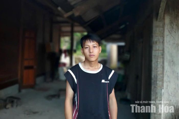 Anh Lâu Tú Sếnh (28 tuổi) từng nhiều lần cùng gia đình lên nhà văn hóa tá túc vì mưa lớn.