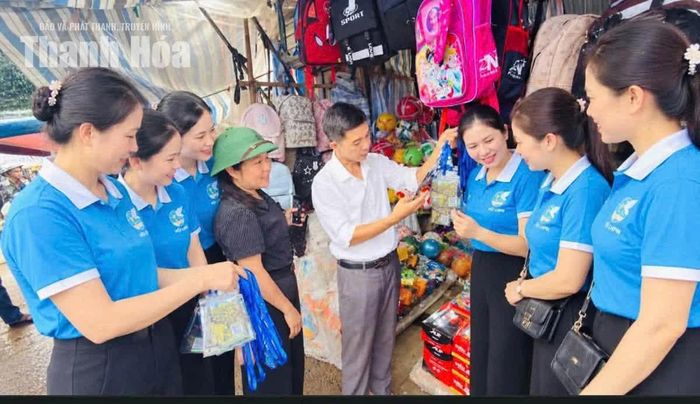 Ủy ban MTTQ xã Pù Luông triển khai hỗ trợ các hộ kinh doanh tại chợ Phố Đoàn sử dụng hình thức thanh toán bằng mã QR.