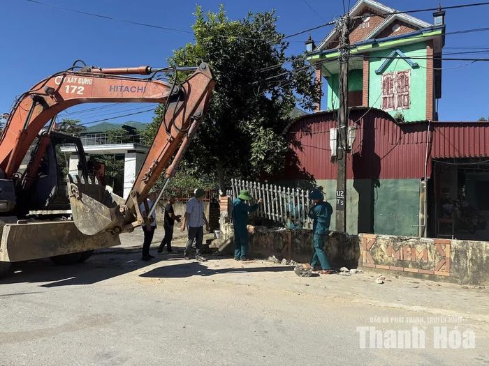 Xã Yên Thọ và nhà thầu thi công huy động máy móc, nhân lực hỗ trợ các hộ tháo dỡ công trình, bàn giao đất cho Nhà nước triển khai dự án.
