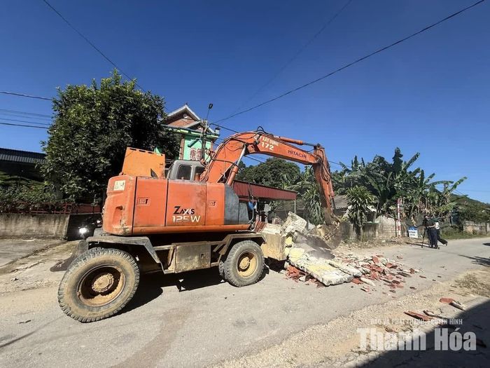 Đơn vị thi công huy động máy móc hỗ trợ các hộ tháo dỡ công trình, vật kiến trúc trên diện tích đất hiến cho Nhà nước triển khai dự án.