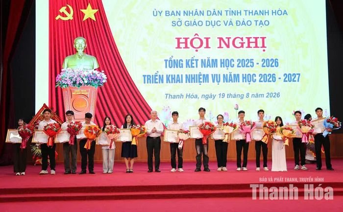 Lãnh đạo Hội Khuyến học tỉnh trao Quỹ học bổng Nguyễn Chích cho học sinh đạt thành tích xuất sắc trong kỳ thi tốt nghiệp THPT năm 2026.