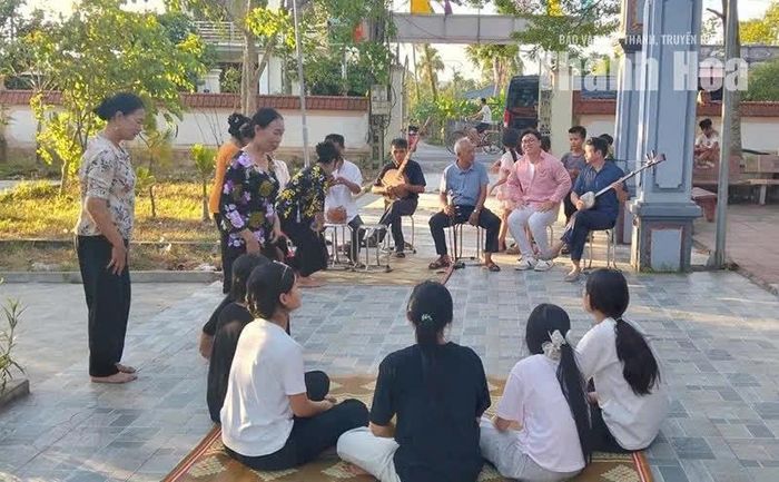 Truyền dạy nghệ thuật truyền thống cho thế hệ trẻ trên địa bàn phường Đào Duy Từ.
