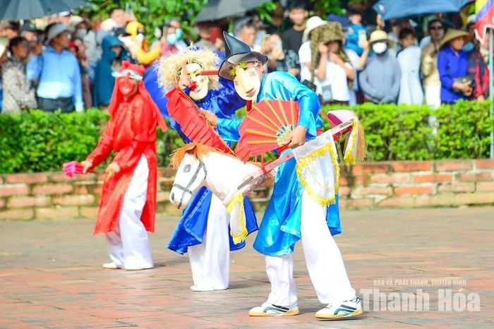 Người dân và du khách được thưởng thức các loại hình nghệ thuật như trò Xuân Phả, Pôồn Pôông, Ngũ trò Viên Khê, hát chèo... trong lễ khai mạc Lễ hội Lam Kinh.