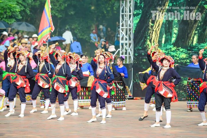 Giữa không gian cổ kính của Lam Kinh, những điệu múa dân gian, tiếng trống và tiếng nhạc mang đến sự tươi vui, rộn ràng.
