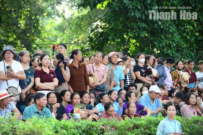 Đông đảo người dân, du khách chăm chú theo dõi các tiết mục đặc sắc diễn ra trong lễ khai mạc.