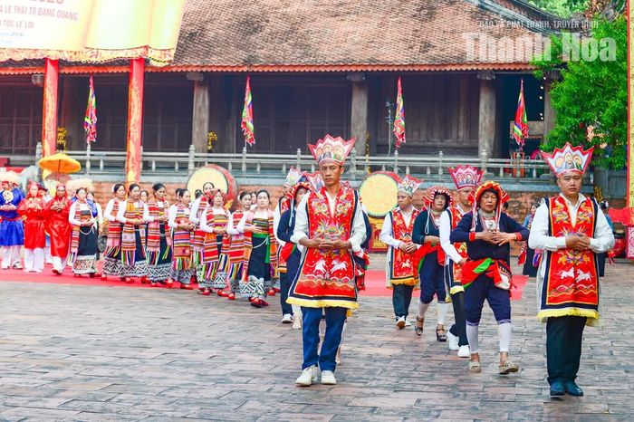 Những bộ trang phục truyền thống của đồng bào các dân tộc vùng cao Thanh Hóa được trình diễn, tạo thêm sắc màu cho không gian lễ hội.
