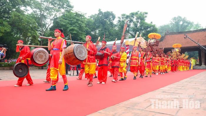 Nghi thức rước kiệu diễn ra trọng thể.