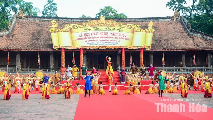 Trong không gian ngày hội, những câu chuyện về vùng đất Lam Sơn không chỉ được nhắc lại qua các nghi lễ tưởng niệm mà còn được chuyển tải bằng ngôn ngữ của sân khấu, âm nhạc và các loại hình văn hóa dân gian.