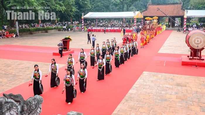 Các đội tế, đội rước mặc trang phục truyền thống uy nghiêm, rước kiệu từ đền thờ vua Lê Thái Tổ và đền thờ Trung Túc vương Lê Lai tiến về khu vực sân rồng, Chính điện Lam Kinh.