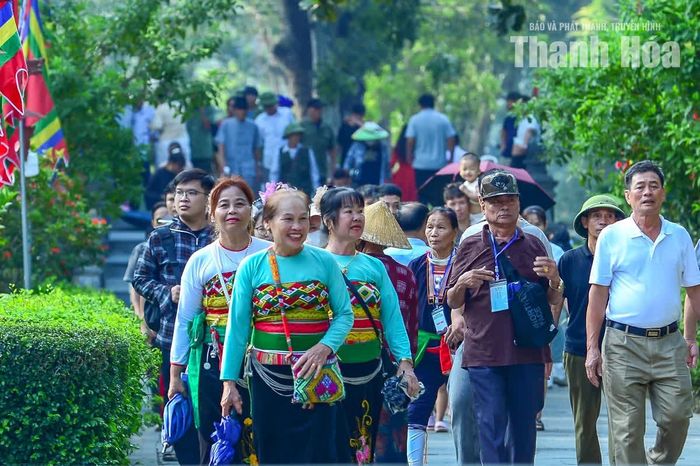 Những nhóm du khách trong trang phục truyền thống, những gia đình đưa con trẻ về tham quan, tìm hiểu lịch sử tạo nên bức tranh sinh động trong ngày chính lễ.
