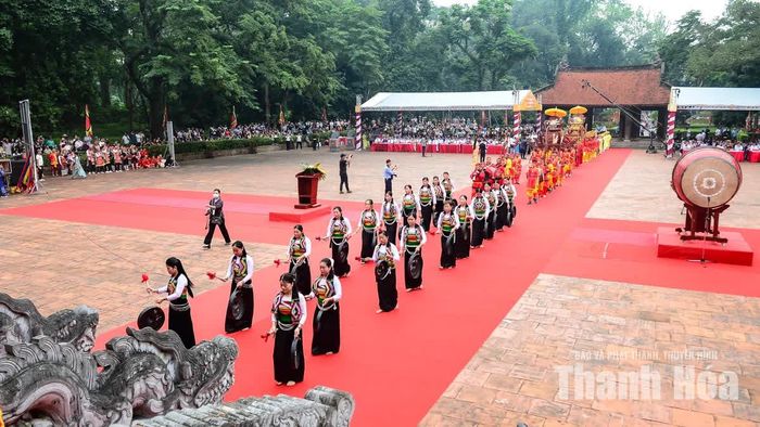 Trong không gian linh thiêng của vùng đất Lam Sơn lịch sử, ngày chính lễ mở đầu bằng các nghi thức truyền thống như dâng hương, rước kiệu, trình tấu chúc văn, đánh trống khai hội và chương trình nghệ thuật tái hiện những giá trị văn hóa gắn với thời kỳ hậu Lê.