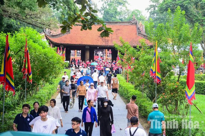 Mỗi người mang theo một cảm xúc riêng, nhưng đều gặp nhau ở sự háo hức khi được hòa mình vào một không gian văn hóa đặc biệt, nơi quá khứ và hiện tại giao hòa.