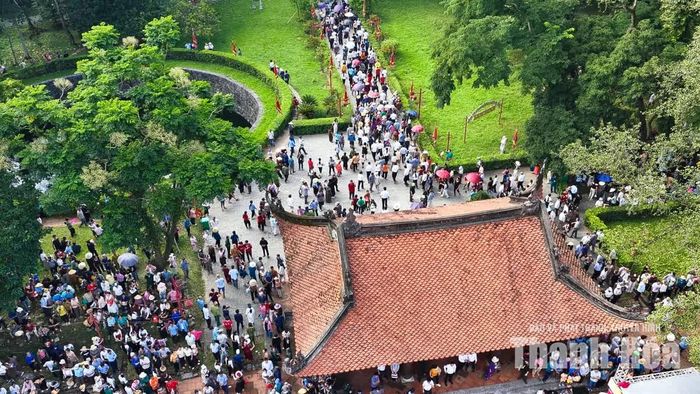Các tuyến đường trong khu di tích liên tục đón những đoàn khách tìm về. Có những người đã nhiều lần đến Lam Kinh vào dịp lễ hội, cũng có những du khách lần đầu đặt chân tới vùng đất từng ghi dấu cuộc khởi nghĩa Lam Sơn.