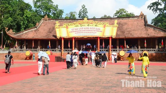 Trong ngày chính lễ, các địa điểm di tích trở thành điểm dừng chân của đông đảo người dân, du khách đến dâng hương, tham quan và tìm hiểu lịch sử.