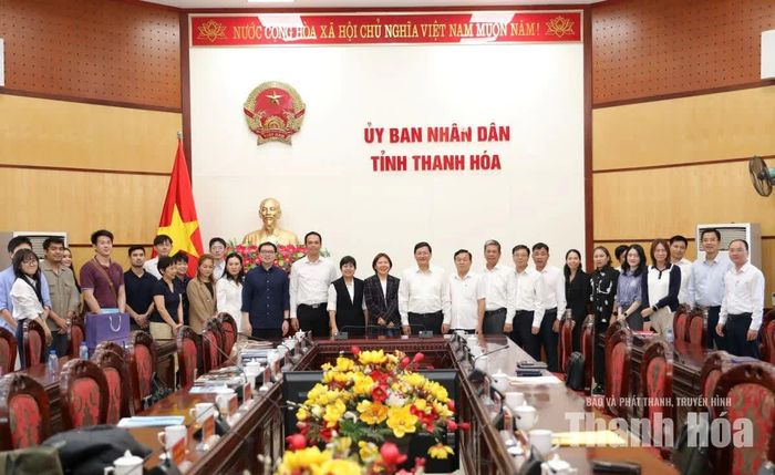 Các đại biểu chụp ảnh lưu niệm sau buổi làm việc.