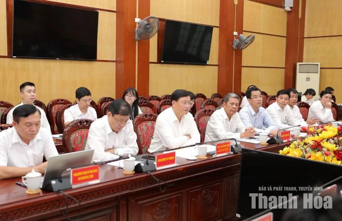 Phó Chủ tịch Thường trực UBND tỉnh Mai Xuân Liêm cùng các đại biểu tiếp và làm việc với đoàn công tác.