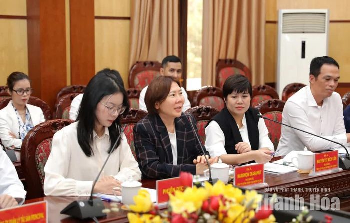 Phó Giám đốc Công ty Chứng khoán Kiatnakin Phatra, Narumon Ekasamut phát biểu tại buổi làm việc.