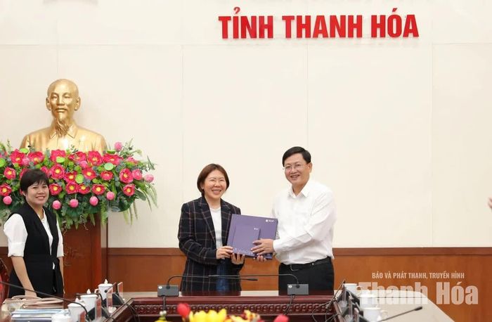 Phó Chủ tịch Thường trực UBND tỉnh Mai Xuân Liêm và Phó Giám đốc Công ty Chứng khoán Kiatnakin Phatra, bà Narumon Ekasamut trao tặng cho nhau những phần quà lưu niệm ý nghĩa.