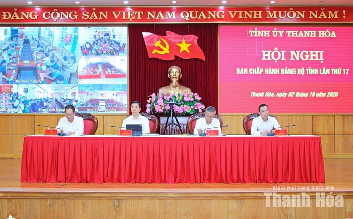 Bí thư Tỉnh ủy Lê Đức Thái và các đồng chí Phó Bí thư Tỉnh ủy chủ trì hội nghị.