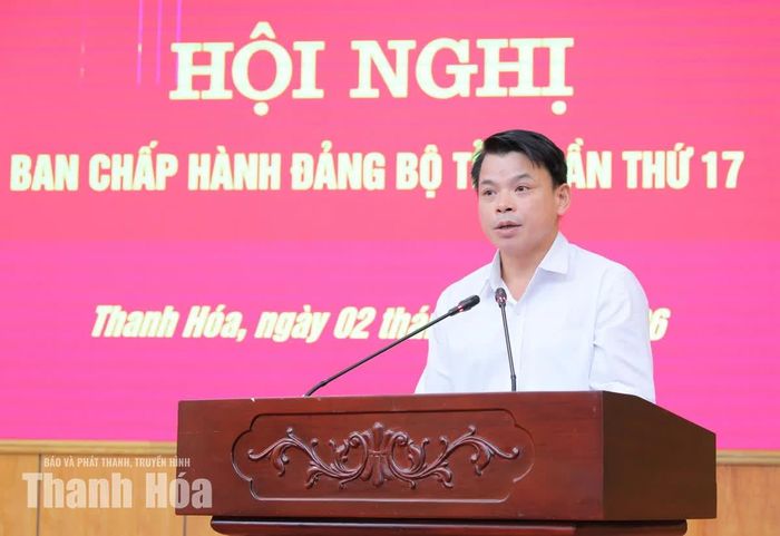 Bí thư Đảng ủy xã Trung Lý Hà Văn Ca phát biểu thảo luận.