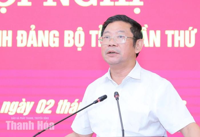 Bí thư Đảng ủy phường Sầm Sơn Lê Văn Tuấn phát biểu thảo luận.