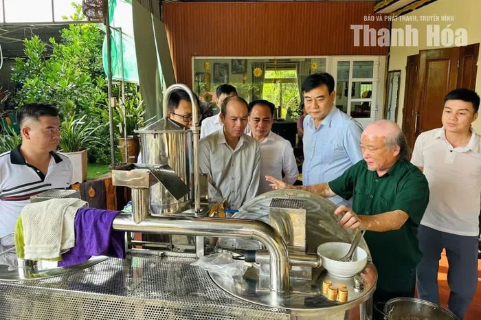 Nông dân Nguyễn Mạnh Hùng giới thiệu Máy tinh lọc mật ong NH-10/70.