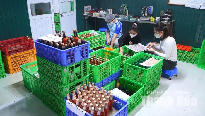 Sản phẩm tương ớt được dán mã truy xuất nguồn gốc trước khi cung ứng ra thị trường.