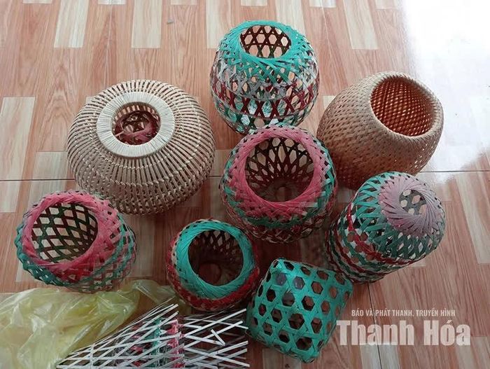 Nhiều sản phẩm đan lát của ông Vi Văn Hiền (bản Ngàm, xã Sơn Điện) được nhiều du khách yêu thích.