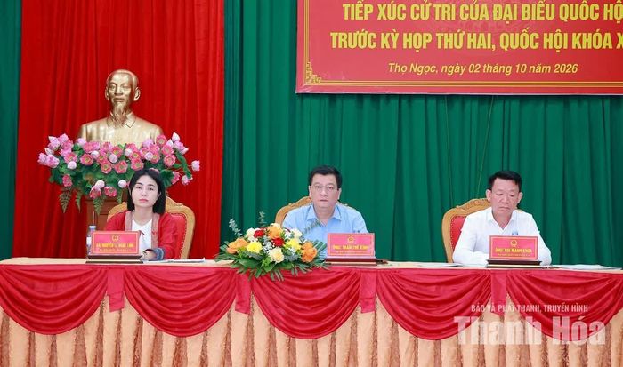 Các đại biểu Quốc hội tại hội nghị tiếp xúc cử tri xã Thọ Ngọc.