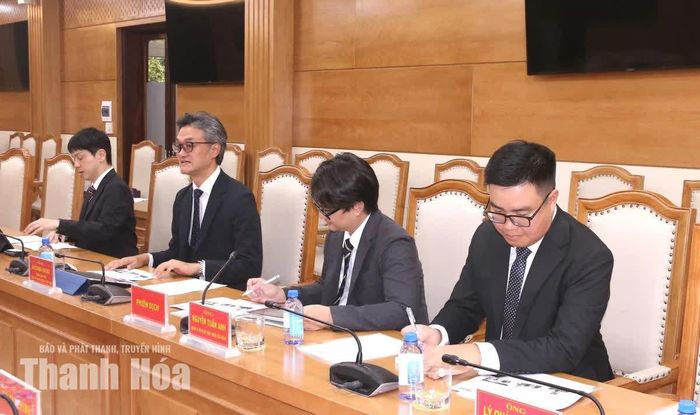 Các đại biểu dự buổi làm việc.