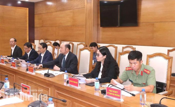Các đại biểu dự buổi làm việc.