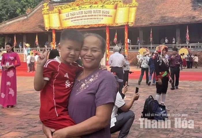 Đây là lần đầu tiên em Khang được dự Lễ hội lớn với bà.