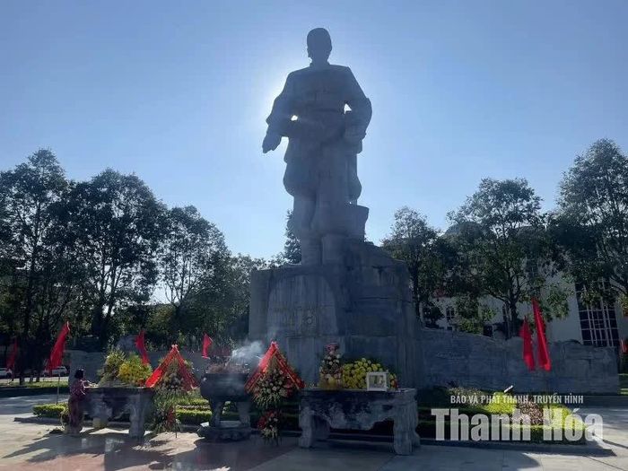 Tượng đài Lê Lợi cũng là một điểm đến trong ngày này để tưởng nhớ vị anh hùng dân tộc đáng kính.