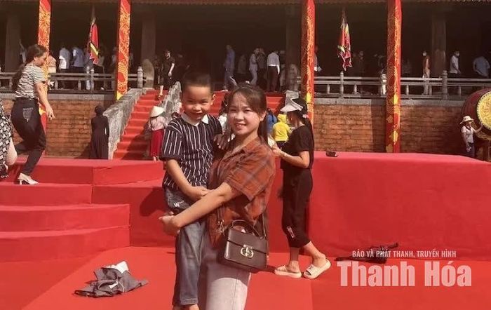 Chị Thảo cùng con trai Hải Đăng rất thích thú khi được hoà mình vào Lễ hội Lam Kinh 2026.