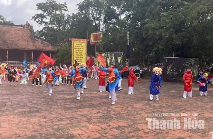 Trò Xuân Phả được trình diễn tại Lễ hội Lam Kinh thu hút khán giả nhiều độ tuổi, trong đó có trẻ em.