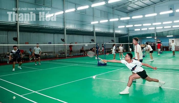 Sân cầu lông Long Bình (phường Hạc Thành) thu hút đông đảo người chơi mỗi ngày.