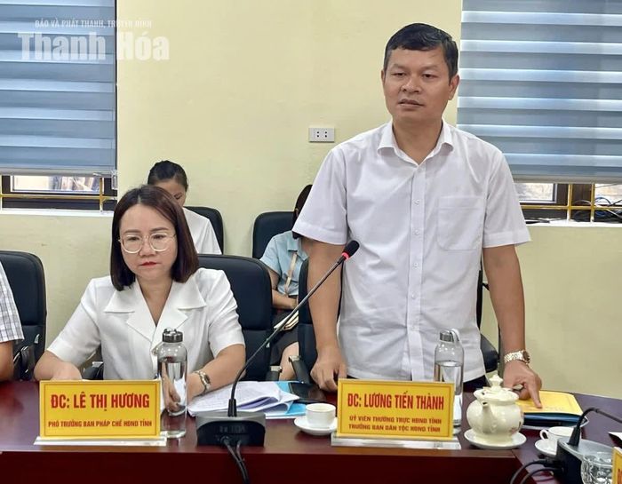Thành viên Đoàn giám sát phát biểu tại hội nghị.