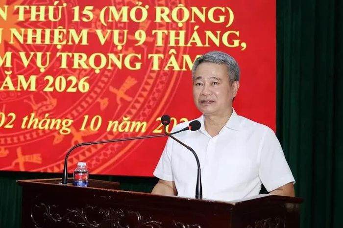 Bí thư Đảng ủy, Chủ tịch HĐND phường Tĩnh Gia Trịnh Xuân Phú phát biểu chỉ đạo tại hội nghị.