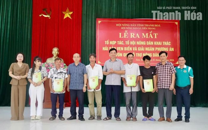 Ban điều hành Quỹ Hỗ trợ nông dân tỉnh Thanh Hóa trao giấy chứng nhận cho Tổ hợp tác, Tổ hội Nông dân khai thác hải sản ven biển xã Tiên Trang.