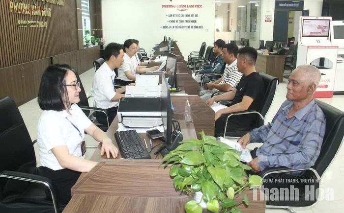 Công chức Trung tâm Phục vụ hành chính công phường Hàm Rồng giải quyết thủ tục hành chính cho công dân.