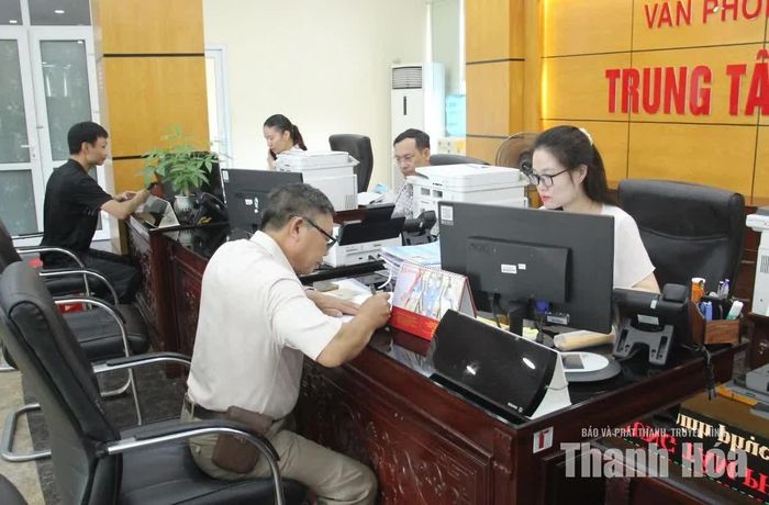 Công chức Trung tâm Phục vụ hành chính công tỉnh giải quyết thủ tục hành chính cho công dân.