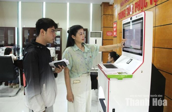 Việc ứng dụng công nghệ thông tin trong giải quyết thủ tục hành chính được phường Hạc Thành đẩy mạnh.