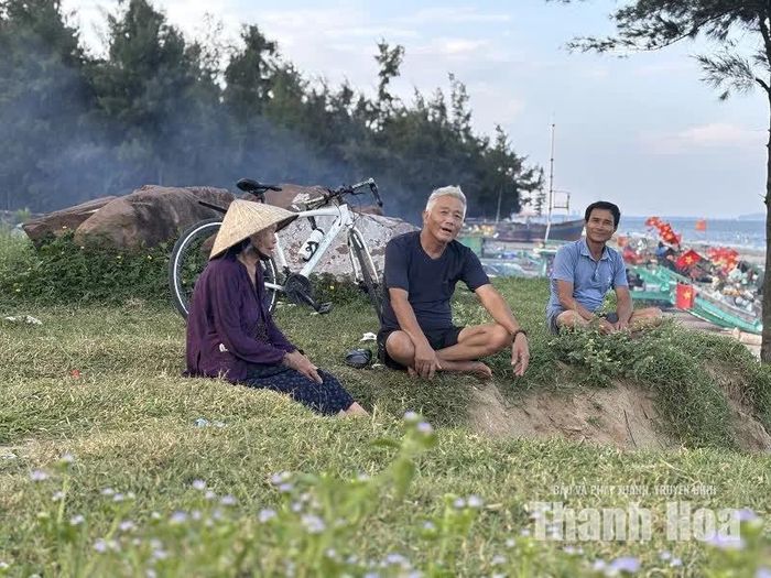Đó là khoảnh khắc ngồi vui chuyện của các cụ ông, cụ bà bên bờ sóng.