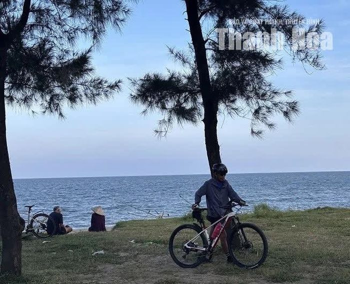 Thong dong dắt xe dạo biển, nhiều người vừa tận hưởng làn gió mát, vừa duy trì thói quen rèn luyện sức khỏe mỗi ngày.