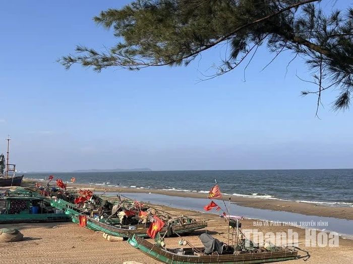 Trên bãi cát, những con thuyền nằm nghỉ sau một chuyến vươn khơi, bình yên đón ánh chiều.