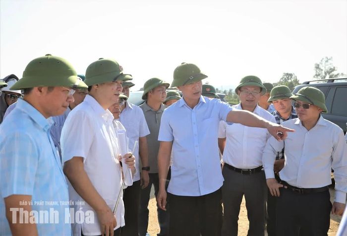 Chủ tịch UBND tỉnh Tô Anh Dũng kiểm tra, chỉ đạo đẩy nhanh tiến độ thi công Dự án Xây dựng hạ tầng kỹ thuật khu tái định cư phục vụ di dân xã Hải Hà, thị xã Nghi Sơn, tỉnh Thanh Hóa.