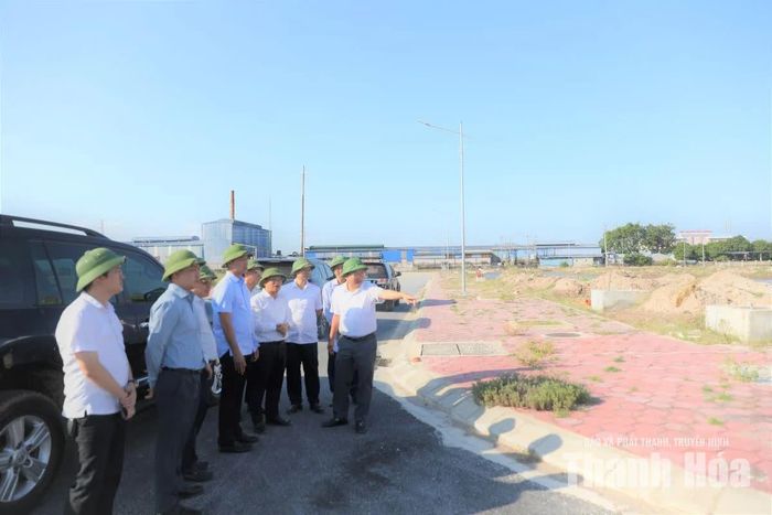 Chủ tịch UBND tỉnh Tô Anh Dũng kiểm tra, chỉ đạo đẩy nhanh tiến độ thi công Dự án Xây dựng hạ tầng kỹ thuật khu tái định cư phục vụ di dân xã Hải Hà, thị xã Nghi Sơn, tỉnh Thanh Hóa.