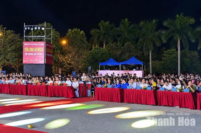 Các đại biểu và đông đảo sinh viên Trường Đại học Hồng Đức tham dự đêm nhạc “We are Students 2026”.