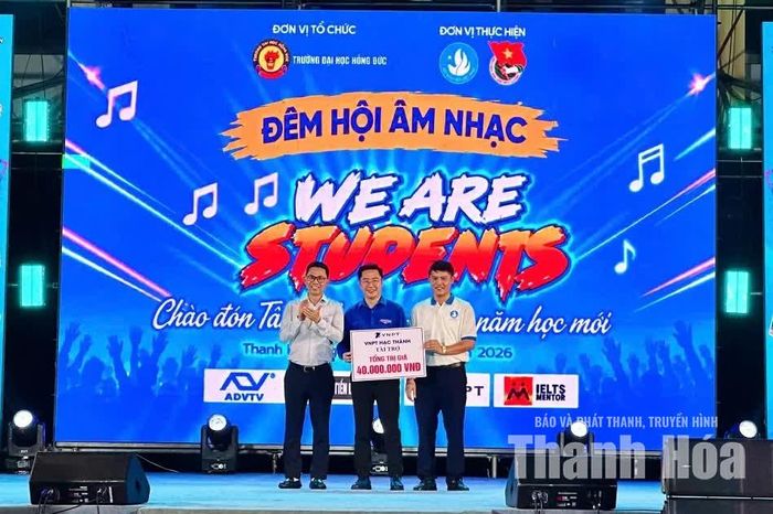 Đại diện VNPT Hạc Thành trao kinh phí hỗ trợ phát triển các phong trào văn hóa, văn nghệ và hoạt động dành cho học sinh, sinh viên Trường Đại học Hồng Đức.